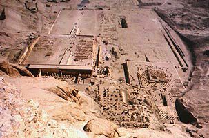 Klippe oberhalb des Tempels der Hatschepsut